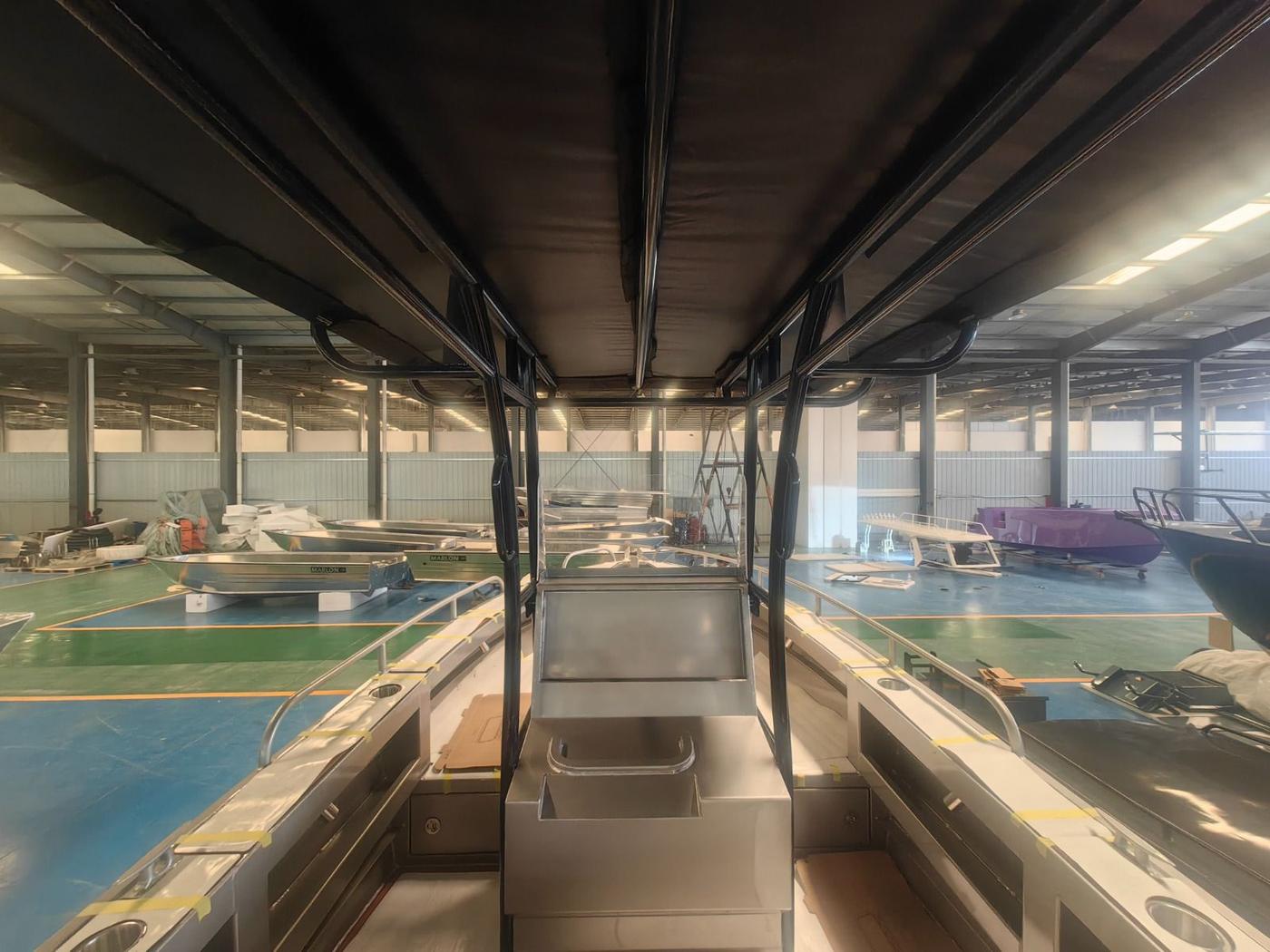 View through the centre console to the bow