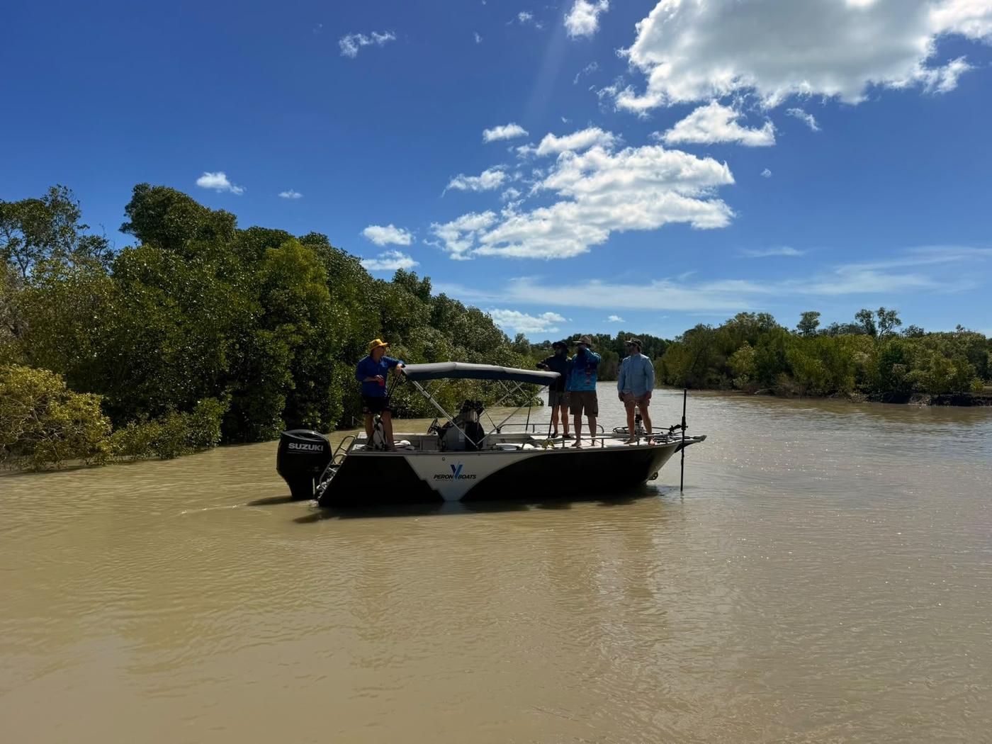 Ultra V centre console on a tidal river with the crew on deck